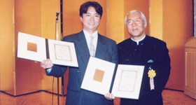 審査委員長の服部幸應先生